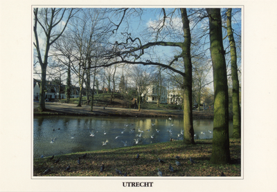 602110 Gezicht over de Stadsbuitengracht te Utrecht op het huis Lievendaal (Lepelenburg 2); links de Bruntenhof.